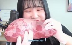 韩国小姐姐吃樱花水晶糖,韩国小姐姐甜蜜演绎樱花水晶糖美味瞬间