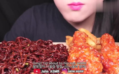 小姐姐吃鸡腿和炸酱花,小姐姐与鸡腿、炸酱花的美食邂逅