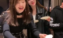 吃蛋糕的小姐姐头条文章,小姐姐与蛋糕的浪漫邂逅