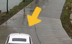 两个小姐姐翻车,两位小姐姐的意外“失控”瞬间