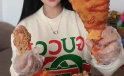 小姐姐吃鸡腿和炸酱花,小姐姐与鸡腿、炸酱花的美食邂逅